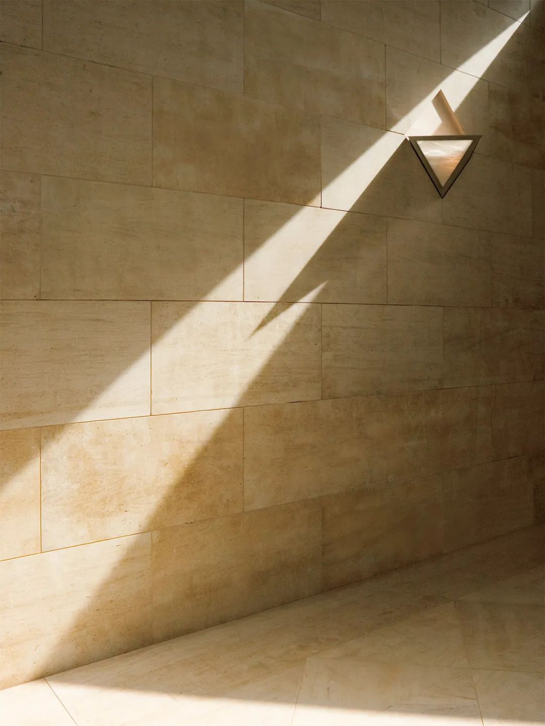 Quais são as 6 características principais do calcário natural no design moderno?